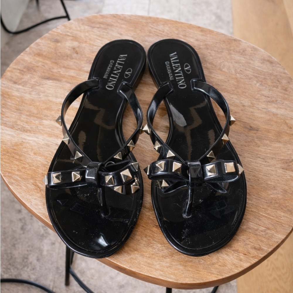 100% Authentic Valentino Garavani
Rockstud PVC Flat Thong Sandals